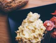 Scrambled eggs with grilled tomatoes
