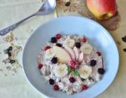 Porridge topped with fruit