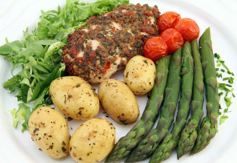 Grilled chicken with potatoes and veg